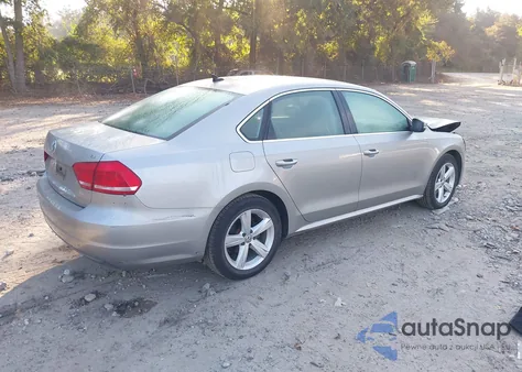 2013 Volkswagen Passat 2.5L Se z USA, uszkodzony, nr VIN 1VWBP7A36DC083490